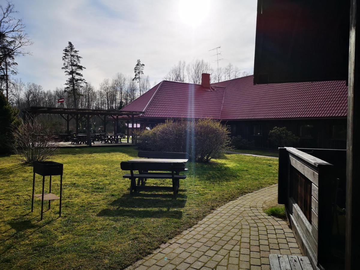 Hotel Viesu Nams Vecmuiza Tūja Exterior foto